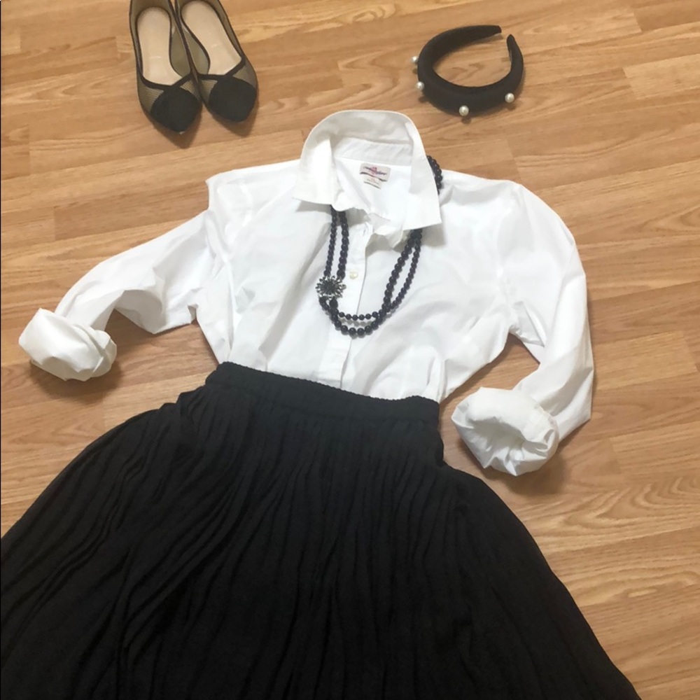 Black pleaded fully lined skirt